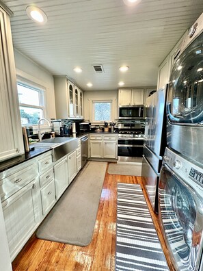 冷蔵庫、電子レンジ、オーブン、コンロ