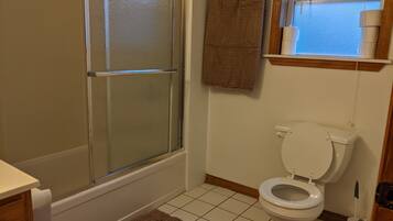 淋浴/盆浴组合、吹风机、毛巾、肥皂