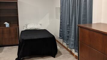 1 多间卧室、办公桌、熨斗/熨衣板、旅行婴儿床