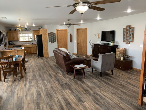 TV connectée, lecteur de DVD, livres, vidéothèque