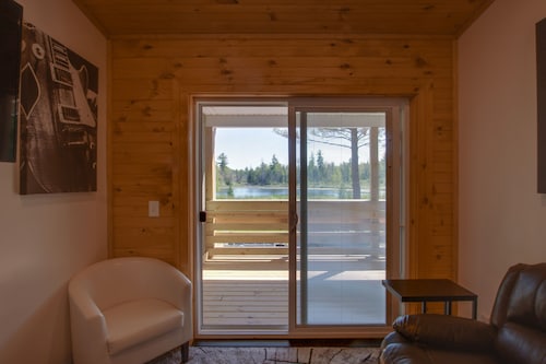 Private Hot Tub! KING Size Bed Traverse City 18 miles *Crystal Mountain 17 miles