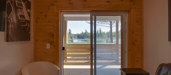 Private Hot Tub! KING Size Bed Traverse City 18 miles *Crystal Mountain 17 miles