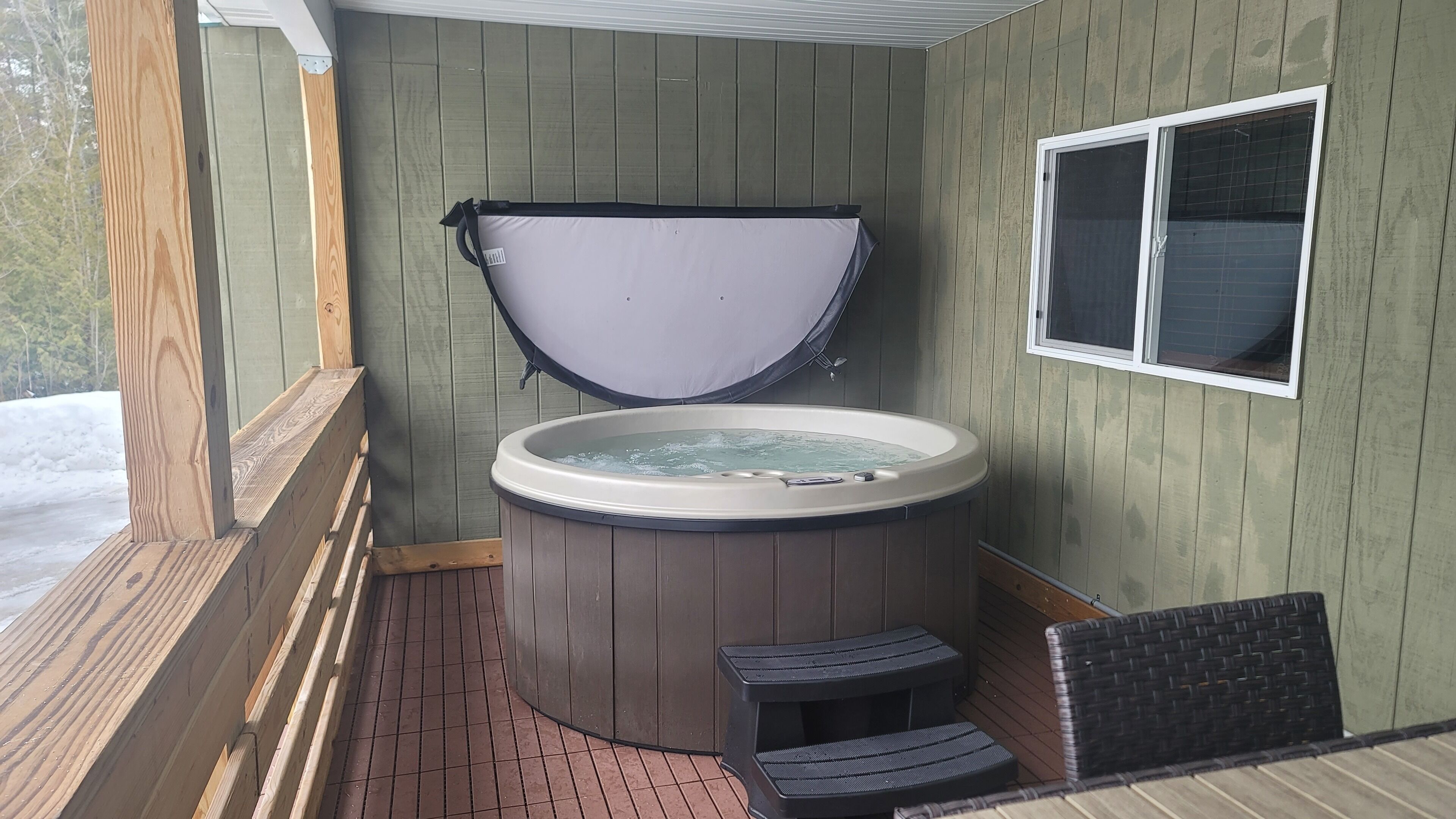 Outdoor spa tub