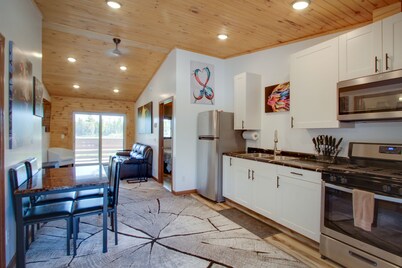 Private Hot Tub! KING Size Bed Traverse City 18 miles *Crystal Mountain 17 miles