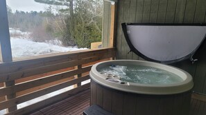 Indoor spa tub