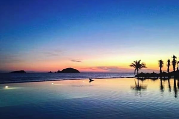 Una piscina al aire libre, una piscina climatizada