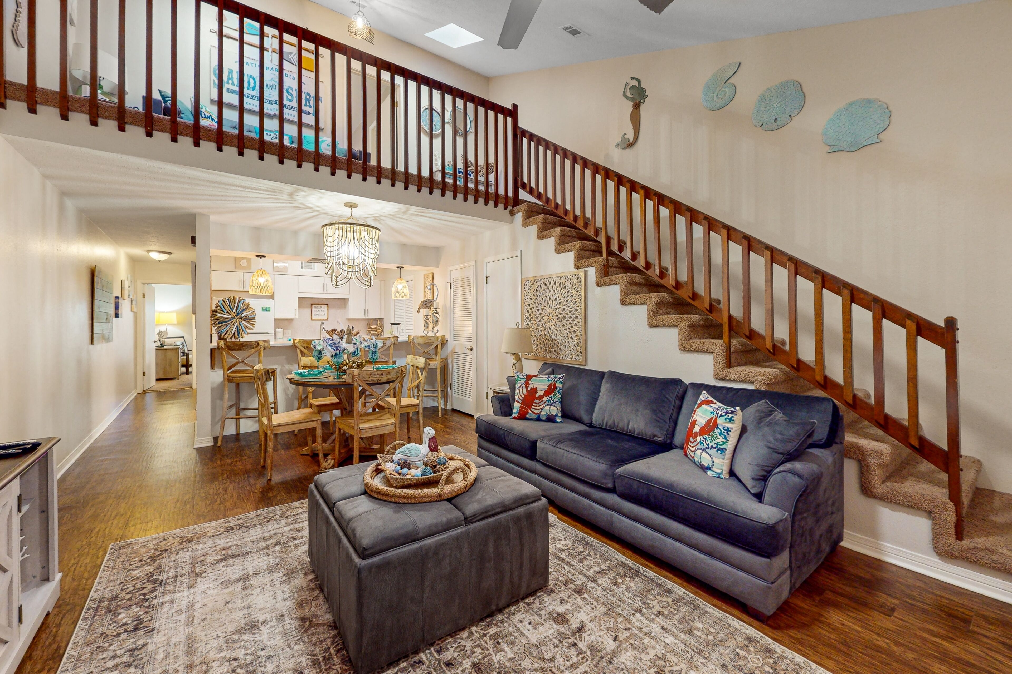 Sleeps 9, private backyard, dog friendly, washer/dryer