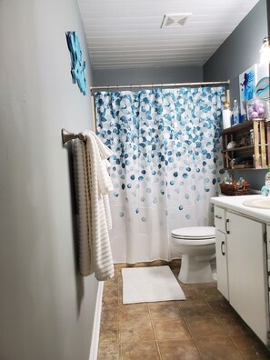 Badewanne, Haartrockner, Handtücher, Seife