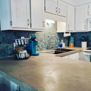 Fridge, microwave, oven, stovetop - The Salty Mermaid-3 Minute walk to Beach/Pool (Panama City Beach)