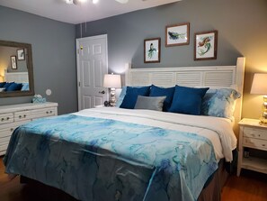 1 bedroom, desk, iron/ironing board, free WiFi - The Salty Mermaid-3 Minute walk to Beach/Pool (Panama City Beach)