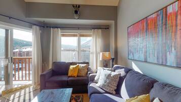 Fernseher, Kamin, DVD-Player