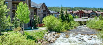 Fourth-Floor Ski Condo w/ a Shared Sauna, Hot Tub, & Fitness Center Access