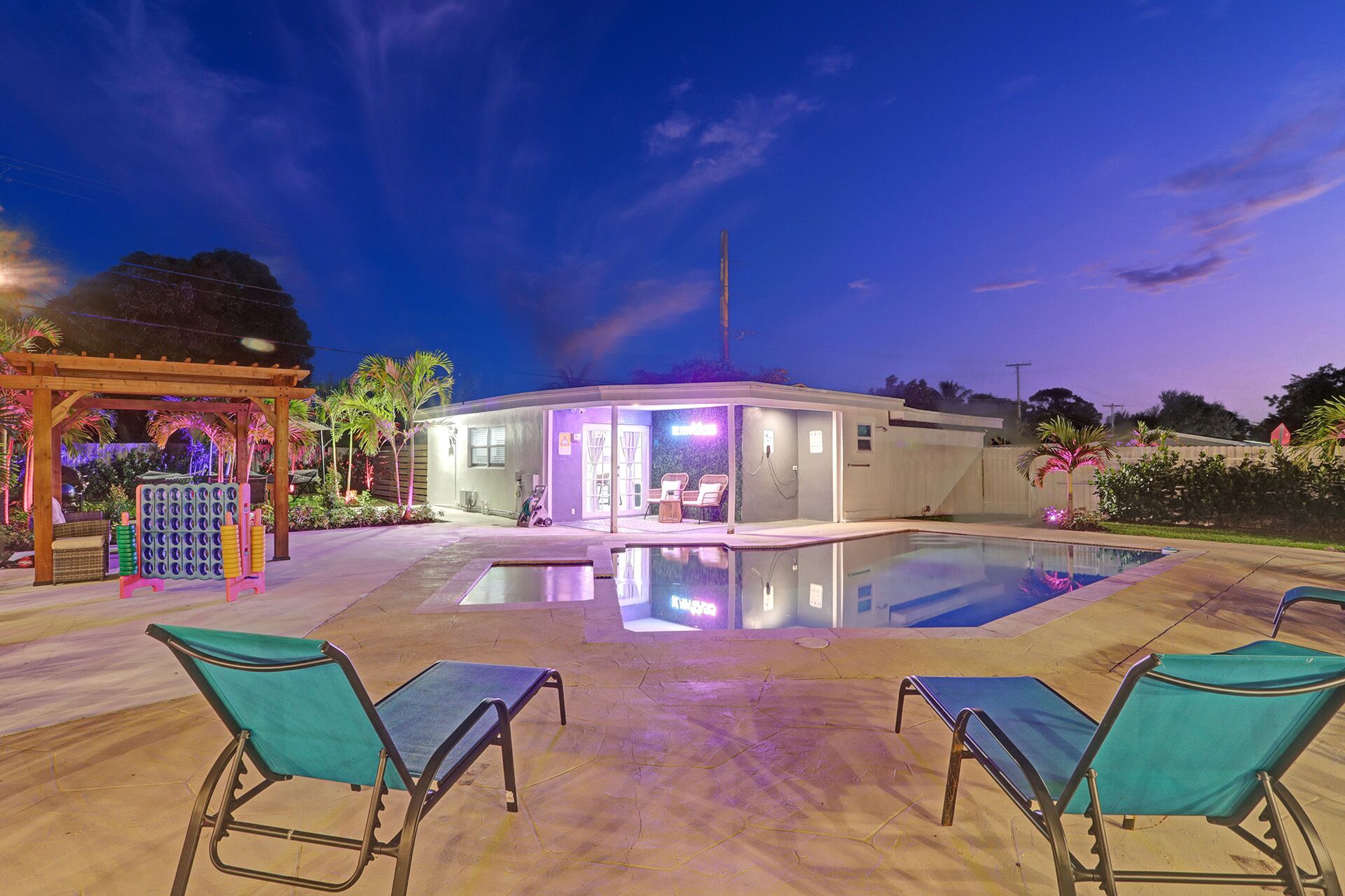 Bali villa with Heated pool, 15 min from beach, hard rock stadium, free parking