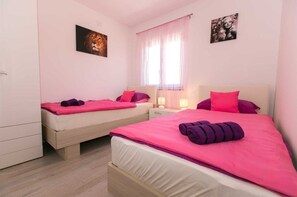 3 bedrooms, iron/ironing board, free WiFi, bed sheets - Holiday house Pink with Pool (Skrbčići)