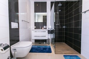 Dusj, hårføner og håndklær