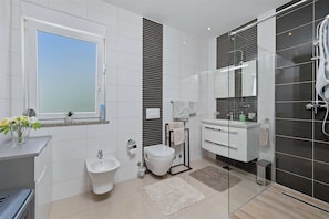 Shower, hair dryer, towels - Holiday house Green with Pool (Skrbčići)