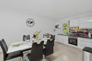 Kühlschrank, Mikrowelle, Ofen, Geschirrspüler