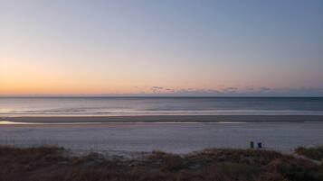 På stranden