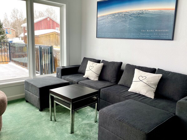 Smart TV, chimenea, reproductor de DVD y futbolito 