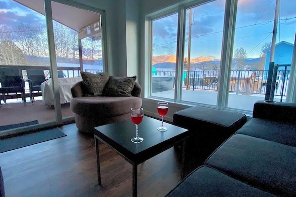 TV connectée, cheminée, lecteur de DVD, baby-foot