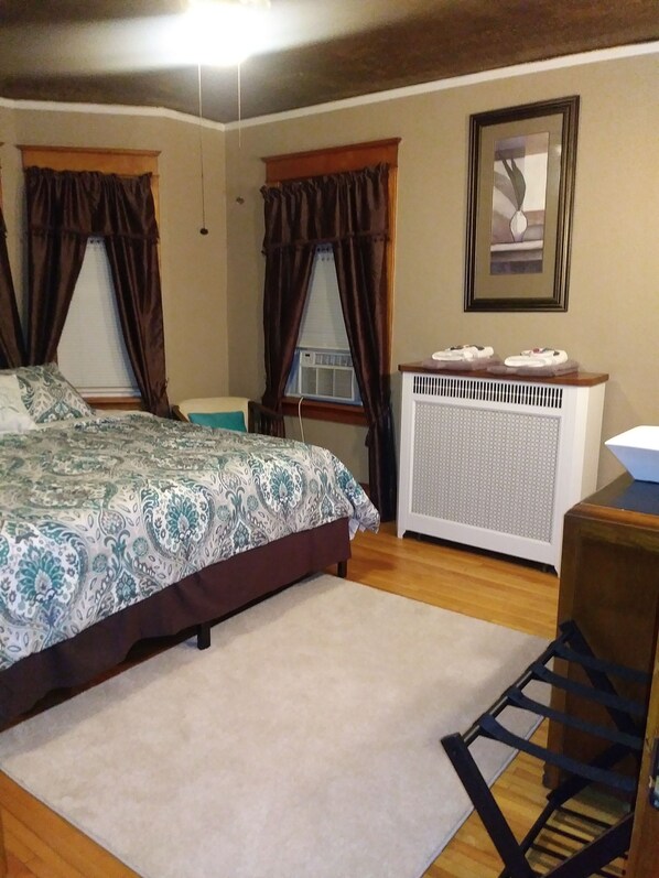 4 bedrooms, desk, iron/ironing board, travel cot