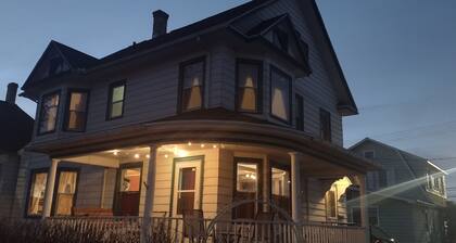 LeGros Chateau - Best Downtown Dells Vacation Rental! GAME ROOM!