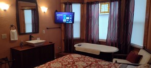 5 bedrooms, desk, iron/ironing board, travel cot