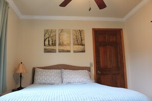 3 dormitoris, planxa i posts de planxar i un bressol de viatge 