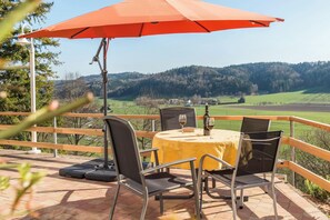 Outdoor dining - Apartment 'Ferienparadies Bodensee Fewo2' with Mountain View, Shared Pool and Wi-Fi (Owingen-Billafingen)