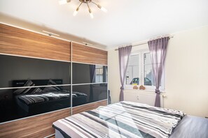 2 bedrooms, iron/ironing board, free WiFi, bed sheets