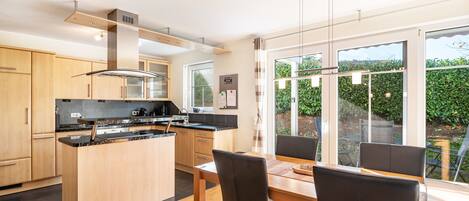 ثلاجة، ميكروويف، فرن، موقد طهي مسطح