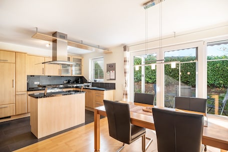 冷蔵庫、電子レンジ、オーブン、コンロ. Holiday Apartment Katjas Ferienwohnung with Wi-Fi & Terrace; Parking Available
