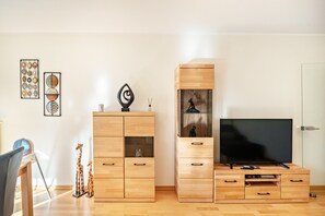 TV - Holiday Apartment Katjas Ferienwohnung with Wi-Fi & Terrace; Parking Available (Nittel)