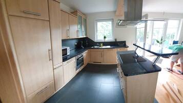 Frigorífico, microondas, horno y placa de cocina