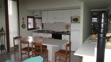 Frigorifero, microonde, forno, piano cottura