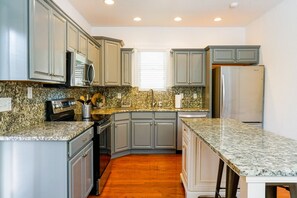 冰箱、微波炉、烤箱、炉灶