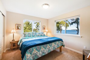 3 bedrooms, internet, bed sheets - Beachfront 3-story home w/deck, bay views, hot tub, game room, WiFi, EV charger (Port Hadlock)