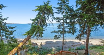 Beachfront three-story home w/deck, bay views, hot tub, game room, and WiFi