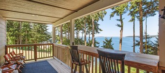 Beachfront 3-story home w/deck, bay views, hot tub, game room, WiFi, EV charger