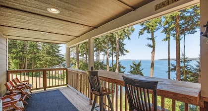 Beachfront 3-story home w/deck, bay views, hot tub, game room, WiFi, EV charger