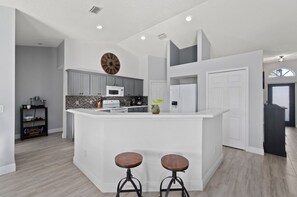 冷蔵庫、電子レンジ、オーブン、コンロ