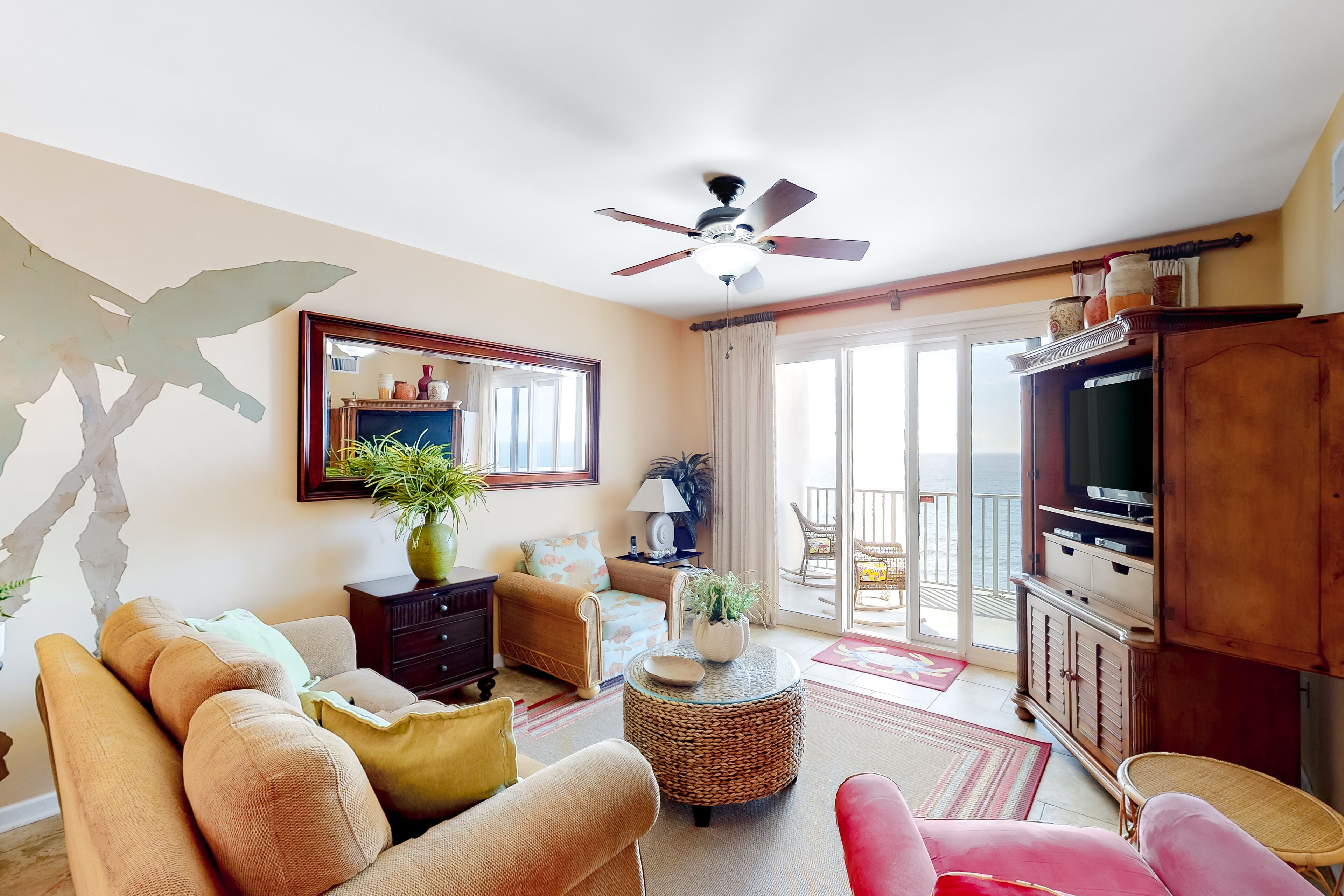 13th-floor beachfront condo with WiFi, central AC, WD, pool & hot tub