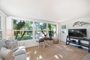 Een smart-tv en boeken