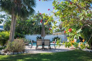 Utendørsbasseng og et oppvarmet basseng