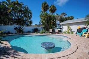 Een buitenzwembad, een verwarmd zwembad