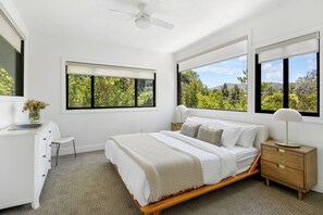 6 bedrooms, desk, iron/ironing board, travel crib