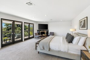 6 bedrooms, desk, iron/ironing board, travel cot