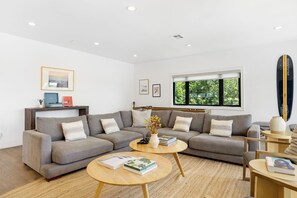 Smart-TV, Tischfußball, Arbeitsbereiche