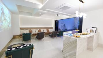 朝食 (セルフサービス)、毎日提供 (無料)