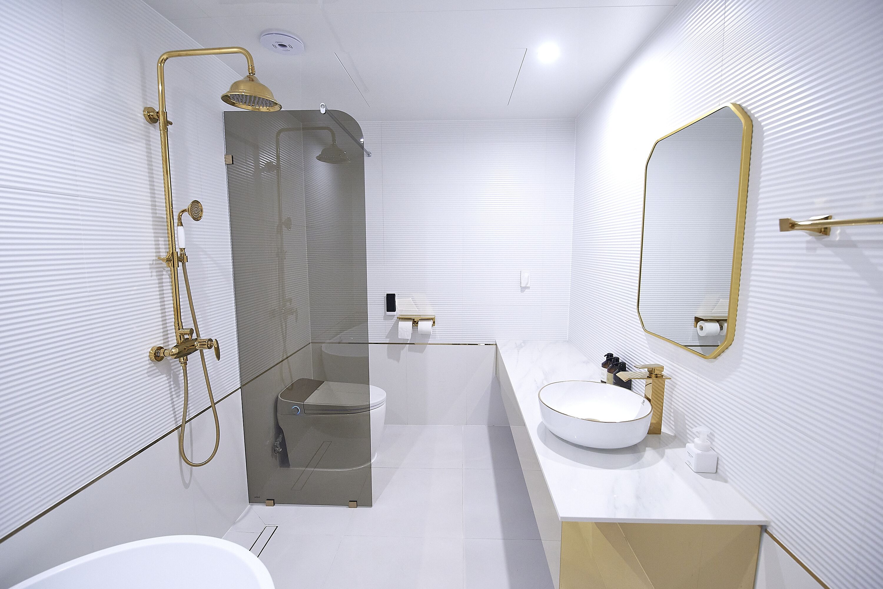 deluxe twin room | bathroom | free toiletries, hair dryer, bathrobes, slippers